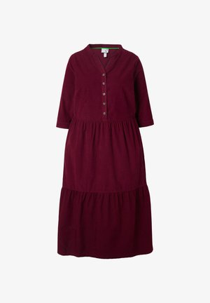 Dlouhý rukáv, vínová kordurová šaty s předním zapínáním na knoflíky, nařaseným pasem a vícestupňovou sukní, vystavené na bílém pozadí.