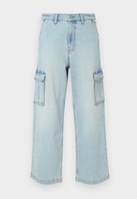 Világoskék farmer cargo nadrág széles lábakkal, két oldalsó zsebbel, gombos záródással és enyhén elhalványult textúrával.