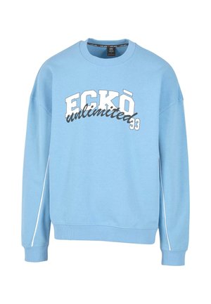 Hellblaues Sweatshirt mit Rundhalsausschnitt, das ein grafisches Textdesign in Weiß und Schwarz zeigt. Lange Ärmel und gerippte Bündchen runden den Look ab.