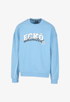 Svijetloplava dukserica s okruglim izrezom, s grafičkim tekstualnim dizajnom u bijeloj i crnoj boji. Dugi rukavi i rebraste manžete upotpunjuju izgled.