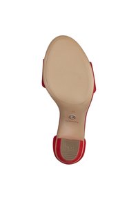 Zapato de tacón alto rojo con un upper de tela suave, suela de goma texturizada y un acento circular cerca del tacón. Talla 37, logotipo de la marca visible.