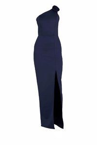 Navy sininen, yksi olkaimellinen mekko, jossa on ruusukoriste, istuva siluetti, pitkä pituus ja korkea halkio vasemmalla puolella.