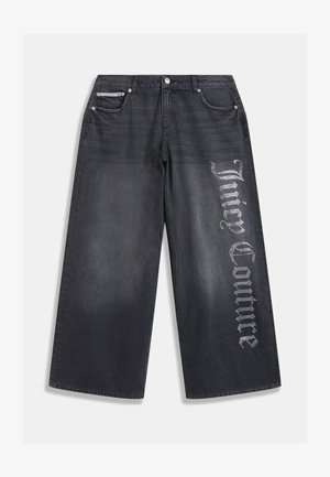 Czarne dżinsy z szerokimi nogawkami o wyblakłej strukturze, z logo "Juicy Couture" z kryształków na lewej nogawce oraz srebrnymi elementami metalowymi.