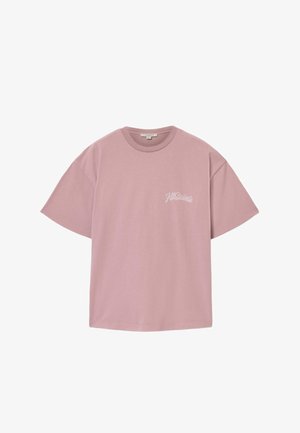 Stoffig roze katoenen T-shirt met korte mouwen, ronde hals en klein wit "AllSaints"-logo op de linkerborst.