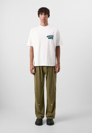 Don't Waste Culture TAPIO UNISEX - Donji dijelovi trenirke - green fabric