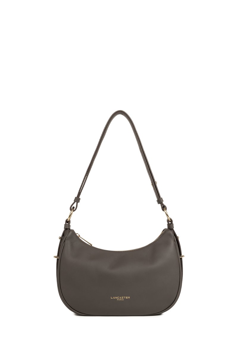 Borsa a spalla in pelle marrone scuro con zip dorata e logo "LANCASTER PARIS" sul davanti, dotata di un unico manico regolabile.