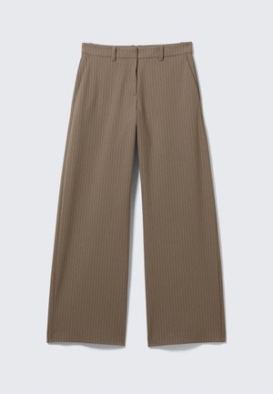 Pantalones marrones de pierna ancha con finas rayas verticales blancas, trabillas, botón frontal, cremallera y bolsillos laterales, extendidos sobre un fondo claro.