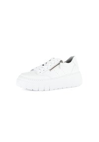 Sneaker bianco in pelle con una suola spessa e scanalata, dotato di una zip laterale, punta rotonda e accenti perforati sulla parte superiore.