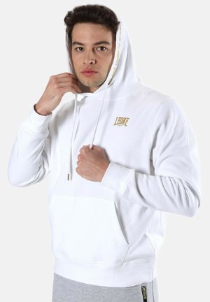 Hoodie blanco con capucha ajustable, bolsillo delantero y logo dorado "LEONE". Fabricado con tejido suave y puños y dobladillo acanalados.