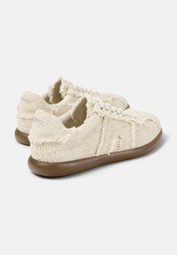 Scarpe beige intrecciate con bordi sfrangiati, tomaia in tessuto texturizzato, suola rotonda in gomma marrone e design con lacci.