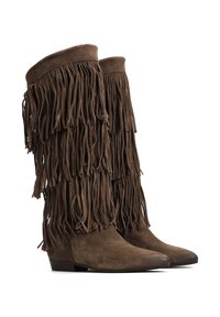 Brązowe zamszowe kozaki do kolan z warstwowym frędzlem, okrągłymi noskami i niskim obcasem blokowym, charakteryzujące się gładką teksturą i miękkim wyglądem.