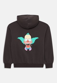 Sudadera negra con capucha que presenta un colorido personaje de dibujos animados con cabello azul, ojos grandes y nariz roja, centrado en la parte posterior. Tejido suave con puños acanalados.