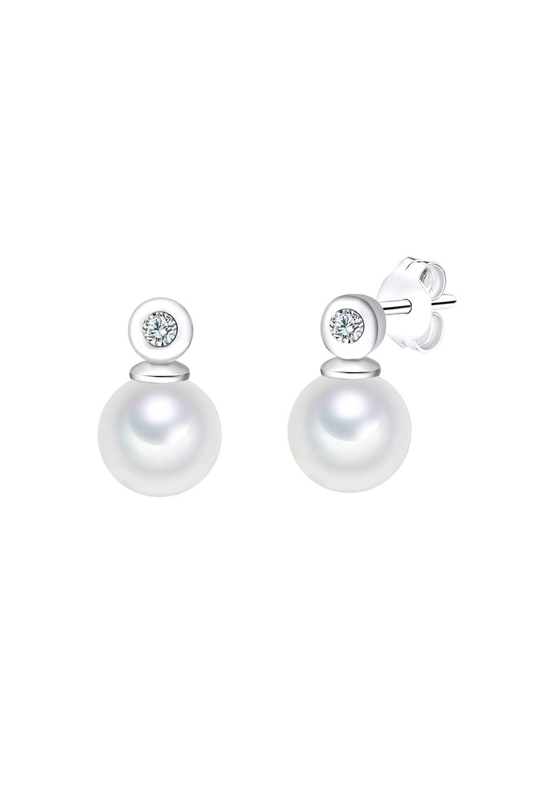 Pendientes de perla con poste de plata, que presentan una perla redonda y un pequeño cristal transparente como acento arriba. Textura suave y brillante con acabado pulido.