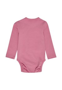 Långärmad rosa bodysuit i mjuk bomull, med rund halsringning och rynkade detaljer i botten för en snug passform.