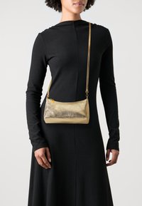 Coccinelle AURA - Sac à main - gold-coloured