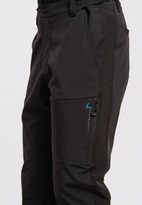 Schwarze Outdoor-Hosen mit glatter Textur, Reißverschlusstasche am Oberschenkel und blauer Markenkennzeichnung. Sie bieten eine taillierte Passform und strapazierfähiges Material.