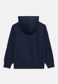 Felpa blu navy con cappuccio, caratterizzata da una texture liscia, maniche lunghe e polsini e fondo a coste. Design semplice e di colore uniforme.