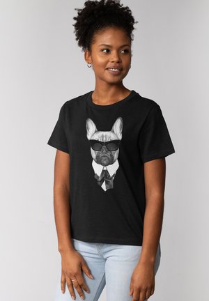 Schwarzes Baumwoll-T-Shirt mit einer bedruckten Illustration eines französischen Bulldogs in Sonnenbrille und Krawatte, mit kurzen Ärmeln und lässiger Passform.