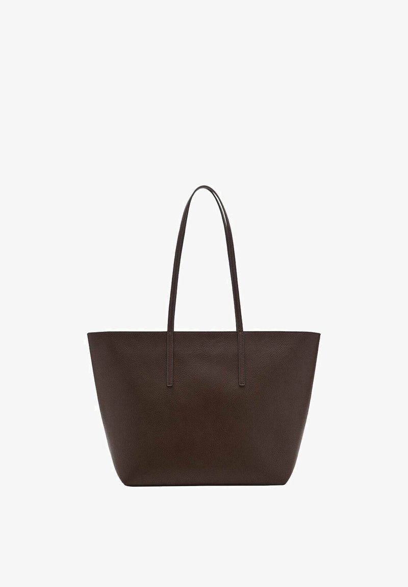 Geantă tote din piele maro închis, cu textură netedă, capac deschis mare, două mânere lungi și un design simplu, minimalist.