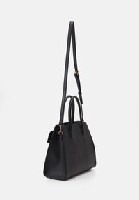 Schwarze Handtasche aus Kunstleder mit strukturierter Form, zwei oberen Griffen und einem abnehmbaren Schulterriemen. Glatte Oberfläche und minimalistisches Design.