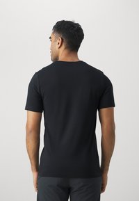 Nike Performance M NK DF TEE TRAIL LOGO - Športne majice - black
