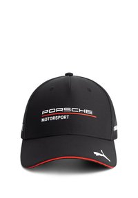 Czarna czapka wykonana z teksturowanej tkaniny, z białym logo Porsche Motorsport i czerwonymi akcentami na daszku. Logo Puma w kolorze białym po bokach.