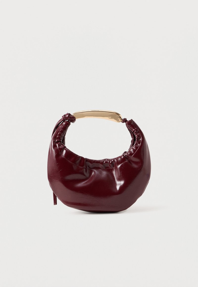 Sac à main en simili cuir bordeaux avec une forme arrondie, des détails froncés et une anse en métal doré. Texture lisse et finition brillante.