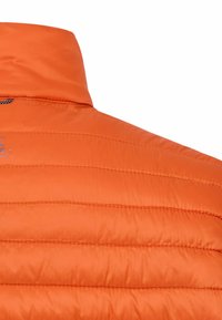 Helles orangefarbenes Steppjacke mit Stehkragen, horizontalen Nähten und glatter Stoffstruktur.