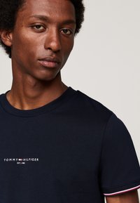 Tommy Hilfiger LOGO TIPPED TEE - Basic T-shirt - desert sky