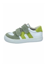 Zapatillas verdes y blancas con correas de velcro, que presentan una combinación de texturas de cuero y ante, y una suela de goma con un dibujo en el neumático.