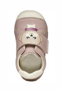 Scarpa in pelle rosa con punta arrotondata, caratterizzata da un design di cane stampato sulla fascia, chiusura regolabile in Velcro e suola testurizzata.
