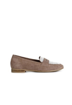 Mocassini in suede marrone con un accento testurizzato in argento sulla punta. Suola piatta e dettagli di cucitura discreti, che offrono un design elegante e minimalista.