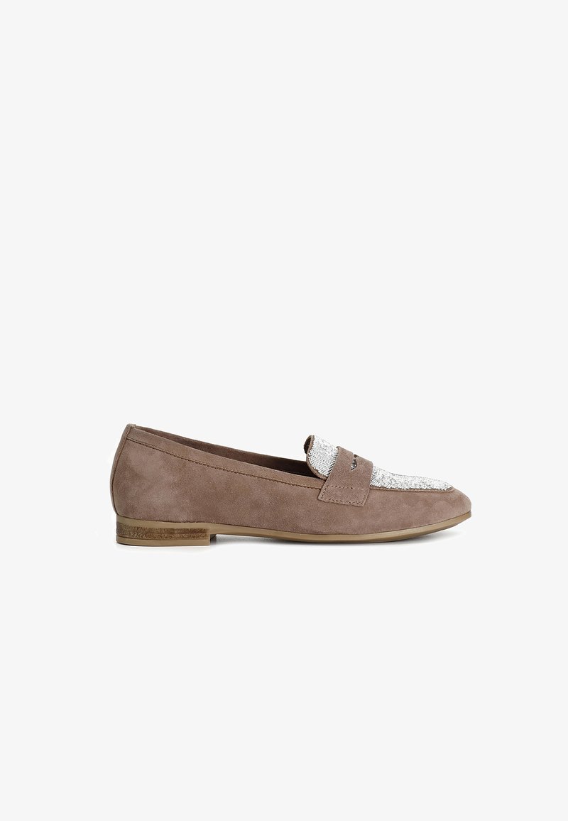 Brune ruskind loafers med en struktureret sølvaccent på tåen. Flad sål og diskret syning, der tilbyder et elegant, minimalistisk design.