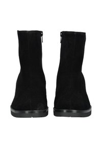 Pár černých semišových kotníkových bot se zipy na straně a gumovými podešvami, pohled zepředu na bílém pozadí.