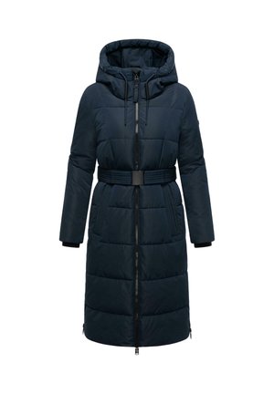 Marineblauwe gewatteerde winterjas met capuchon, ceintuur in de taille en ritssluiting. Voorzien van zijzakken en textuurpanelen op de borst en mouwen.