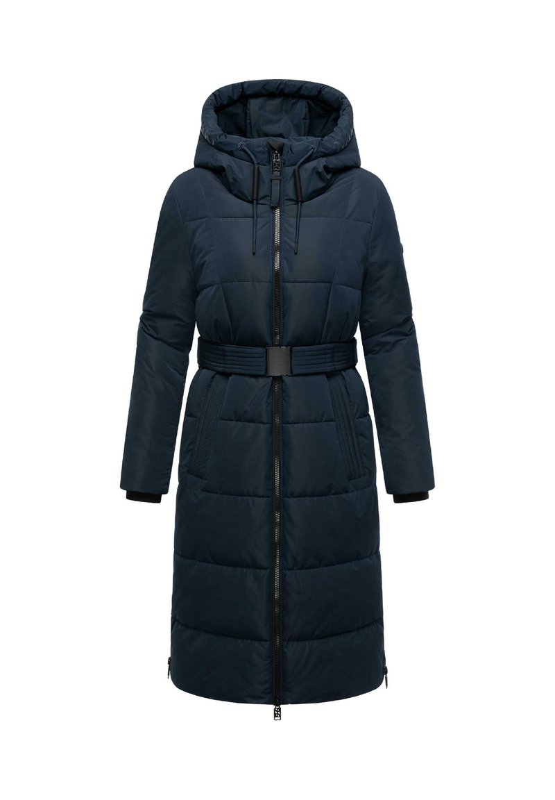 Marineblauwe gewatteerde winterjas met capuchon, ceintuur in de taille en ritssluiting. Voorzien van zijzakken en textuurpanelen op de borst en mouwen.