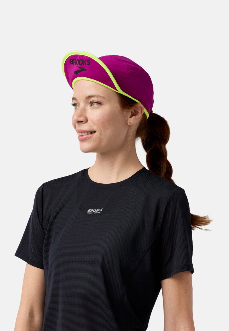 Brooks LIGHTWEIGHT PACKABLE  - Kepuraitė - dk fuchsia nightlife