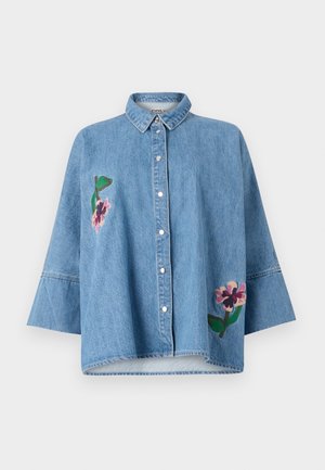 Camicia di jeans blu con bottoni davanti, con ricami floreali in rosa e verde sul lato sinistro e sulla manica. Design dal taglio rilassato.