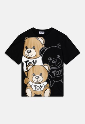 T-shirt noir avec trois ours en peluche portant des chemises blanches portant l'étiquette "Toy,", deux en marron et un avec un contour noir à droite.