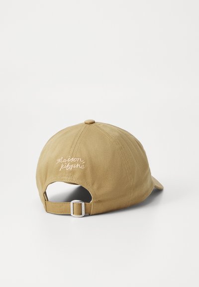 Καμηλό καπέλο μπέιζμπολ με κυρτό γείσο, φτιαγμένο από καμβά. Διαθέτει ρυθμιζόμενο λουράκι στο πίσω μέρος με μεταλλικό κούμπωμα και κεντητό λογότυπο.