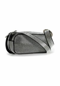 Bolso rectangular plateado cubierto de brillantes con un borde negro y una correa ajustable, con cierre de cremallera y una textura suave.
