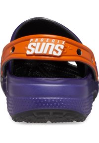 Fioletowe klapki wsuwane z teksturowaną powierzchnią, z pomarańczowym paskiem z napisem "PHOENIX SUNS" w białym kolorze oraz trwałą czarną podeszwą.