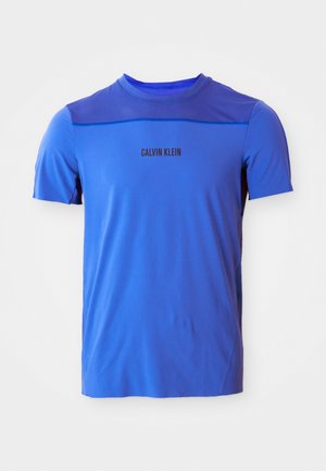 Blautes Sport-T-Shirt mit Rundhalsausschnitt, Netzgewebe auf den Schultern und in Schwarz aufgedrucktem "CALVIN KLEIN"-Logo. Glatte Struktur.