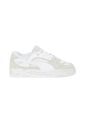 Sneakers basse con tomaia in pelle bianca e dettagli in camoscio grigio, e suola in gomma testurizzata. Inclusi lacci bianchi e marchio laterale.