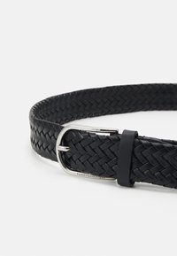 Cintura in pelle intrecciata nera con fibbia in metallo argento, caratterizzata da una superficie liscia e un'etichetta impressa con il nome del marchio.