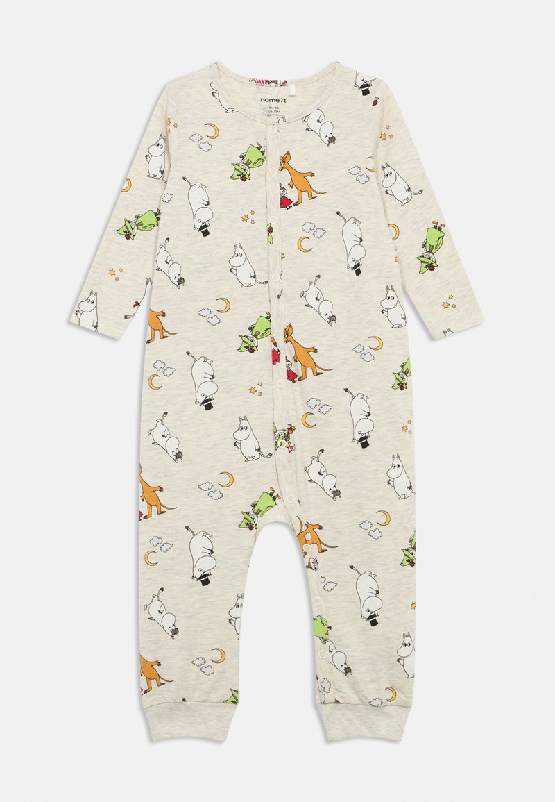 Mono de manga larga para niños en gris claro con estampados coloridos de animales y lunas, que cuenta con cierre de botones a presión y tobillos ajustados.