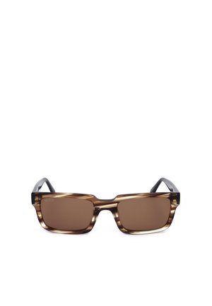 Occhiali da sole rettangolari marroni con montatura a motivo tartarugato e aste nere su sfondo bianco.