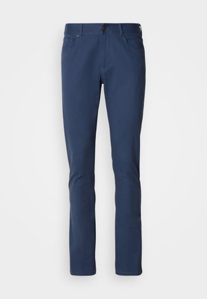 Marinblå byxor i bomull med en mjuk textur. Har en knappstängning, bälteslöpningar och två framfickor. Slim fit design.