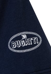 Tessuto blu navy con una trama liscia che presenta un logo Bugatti ricamato in bianco a forma ovale, contornato da piccoli accenti circolari.