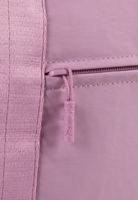 Jordan ALPHA DUFFLE - Bolsa de deporte - orchid